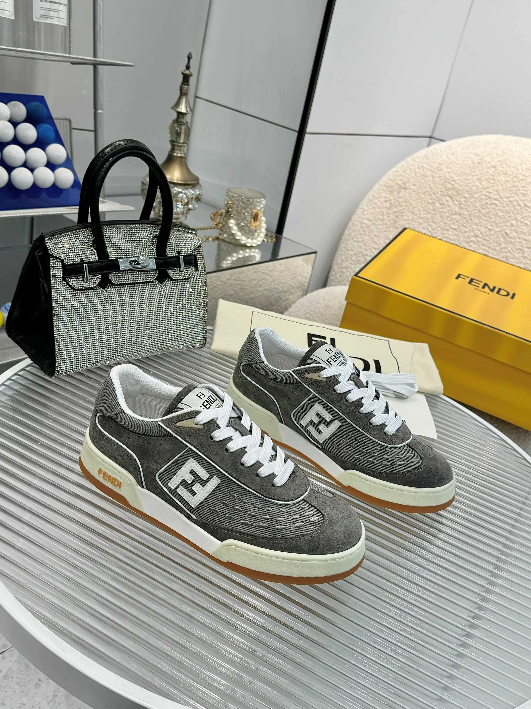p620🐮🐮New❤Top super A version💯 Fendi Fendi 2025 New Year's King Explosive Style🔥 Many💑stars have the same style FD match. Original purchase for RMB14440. One to one replica. Designer Kim Jones's first sneaker fendi match and Donkey brand Trainer basketball sneakers, fresh blood injection and FF retro design It combines fashion and super comfort. [Wise] Whoever doesn’t grab it will regret it [There are many shoe uppers on the market with different color matching and cut corners in workmanship. The color matching and craftsmanship of my shoe upper are absolutely the same as the genuine products at the counter. Welcome to compare. Feet: Mesh injection molding pads 🎯 Soles: Please look for the original molded multi-color TPU outsole (❌ non-rubber sole) 🎯 Size: Female 35-41 Male 38-45 🎯 Packaging: Original 1:1 matching high-end packaging 🎁